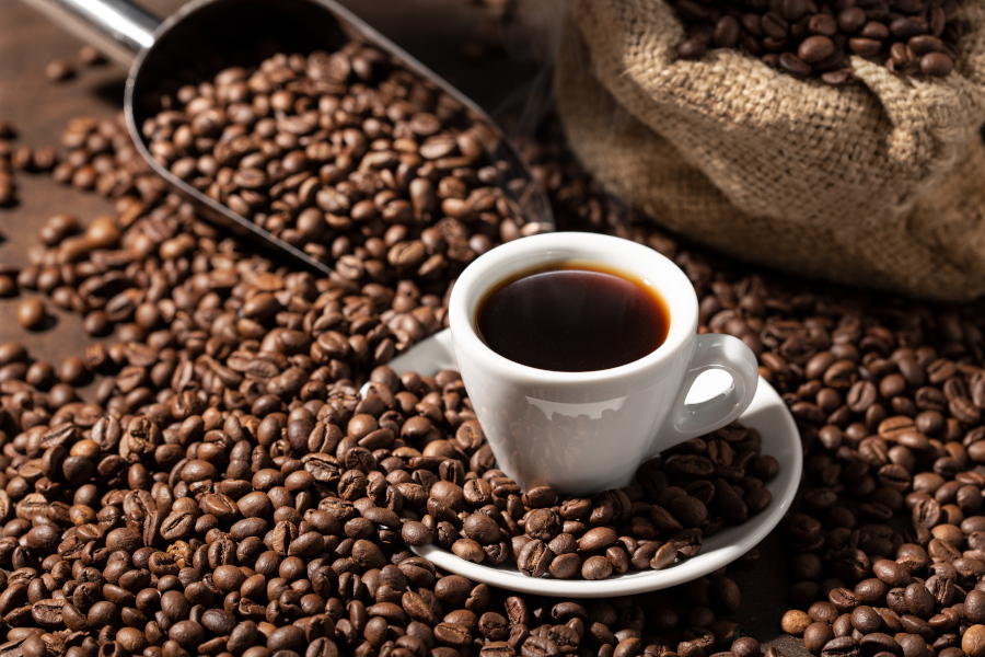 Kaffeetasse und Bohnen