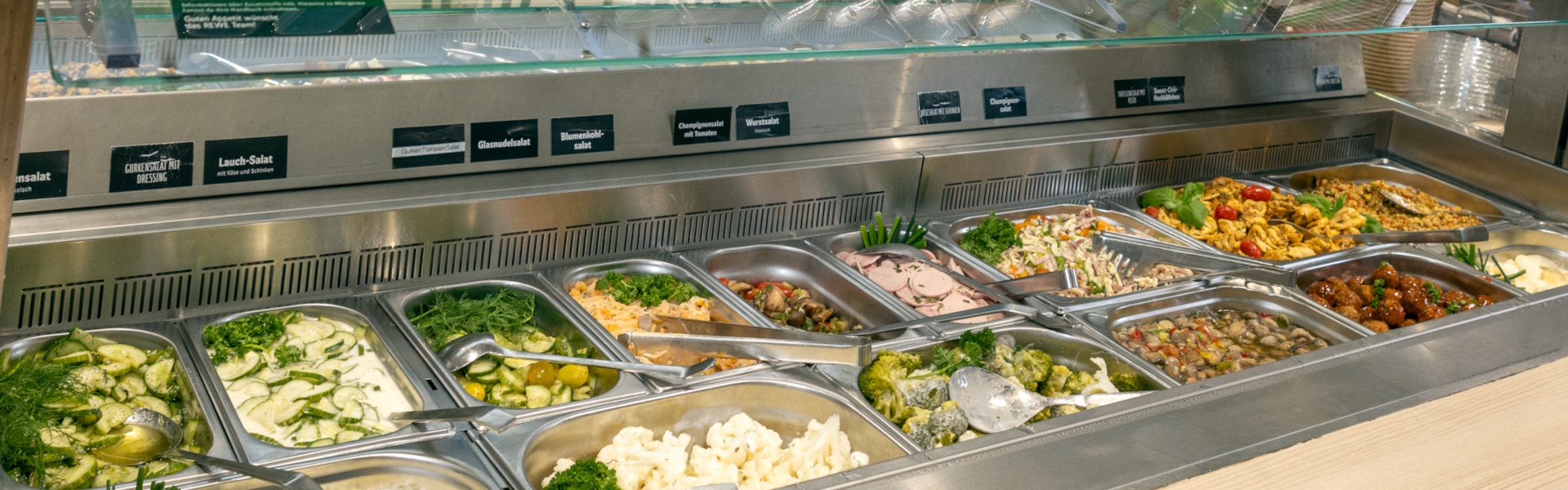 Salatbar mit Frischen Salaten von REWE Voichita